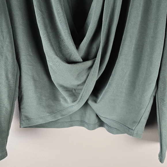 Zyia Active Cutsie Twist Shawl Top Size Large - Picture 9 of 11